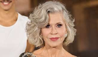 A atriz Jane Fonda, ao 88 anos: 'Costumo acordar às 5h30, faço exercícios todos os dias e alterno dias trabalhando a parte superior e inferior do corpo para fortalecê-lo'.