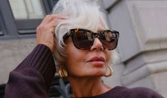 Como funciona o gloss para cabelos grisalhos? Entenda dicas de especialista.