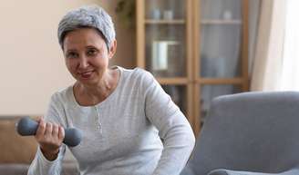 Três exercícios que você pode fazer em casa se tem mais de 60 anos: tudo o que precisa é de uma cadeira e disposição para levantar.