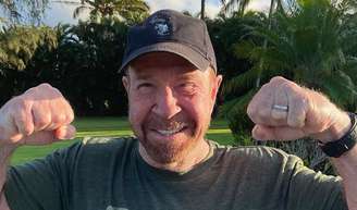 Chuck Norris, icônico ator, aos 86 anos: 'Não vejo a idade como motivo para diminuir o ritmo; pelo contrário, ela me deu a oportunidade de renovar meu compromisso com o condicionamento físico e a nutrição'.