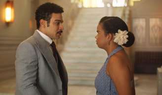 O que acontece com Dita no final de 'Êta Mundo Melhor'? Beijo apaixonado de Lourival provoca difícil decisão sobre o amor por Candinho.