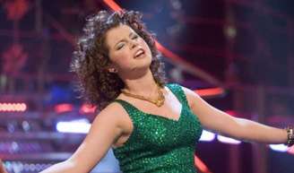 Jessie Buckley, favorita ao Oscar 2026: foto mostra atriz de 'Hamnet' com cabelo cacheado na juventude.