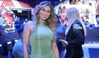 Lívia Andrade e lutador de MMA vão juntos a luta de boxe e web 'shippa' famosos: 'Combinam muito'.