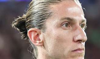 Filipe Luís, ex-Flamengo, se defende após taxista indicar grave problema de antigo carro do técnico.