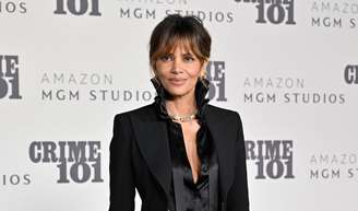 Halle Berry aos 60 anos: 'Estou tentando ganhar massa muscular, então levanto pesos, algo que nunca fiz antes'.