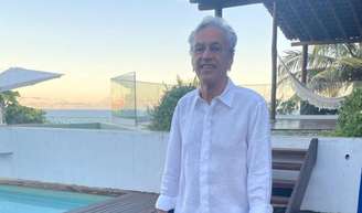 A mansão de Caetano Veloso: cantor mora em uma casa luxuosa na Bahia com espaço cultural e vista icônica.