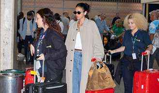 Bruna Marquezine elege bolsa grifada de R$ 14 mil e jeans em desembarque após Oscar 2026.