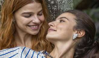 Lorena (Alanis Guillen) e Juquinha (Gabriela Medvedovski) decidem morar juntas em 'Três Graças'.