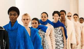 Cabelo fino e sem volume? O truque super simples das passarelas com apenas um produto para o seu penteado não desabar.