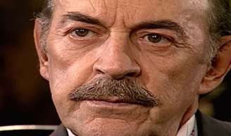 Francesco (Raul Cortez) fica pobre na novela 'Terra Nostra'? Italiano entra em depressão com falência, mas sai da crise ao lado de Paola.