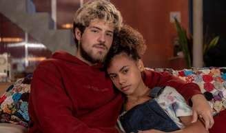 Raul e Joélly estão à procura da filha após seu nascimento na novela 'Três Graças', na Globo.