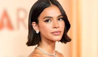 Os olhos castanhos ficarão lindos se forem maquiados com estes tons e desta forma: palavra de profissional; foto mostra atriz Bruna Marquezine no Oscar 2026.