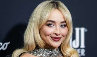 Adeus, espinhas pós-Lollapalooza! O truque simples de dermatologista para blindar a pele do suor e fazer a maquiagem durar o festival inteiro.