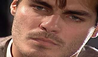 Matteo (Thiago Lacerda) bate em patrão após ser chamado de anarquista.