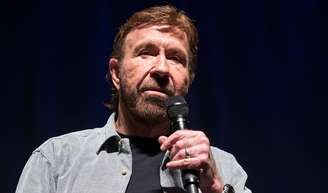 Pai de cinco, Chuck Norris reconheceu filha fora do casamento 26 anos depois do nascimento; herdeira é fruto de traição e ator admitiu 'vergonha': 'Não precisei de DNA'.