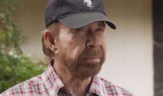 Chuck Norris revelou detalhes conturbados sobre seu relacionamento com o pai, Ray Norris, em biografia lançada no ano de 2004; conflitos e traumas marcaram a relação.