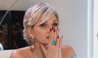 Ex-mulher de Carlos Alberto de Nóbrega, Andrea Nóbrega pode ter apartamento penhorado por dívida com condomínio. Detalhes! - foto da entrevista de 2016 da atriz a Gugu Liberato.