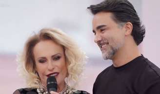 Ana Maria Braga e marido, Fábio Arruda, trocam beijo raro na TV e Eliana frisa: 'Ela merece muito ser amada'.