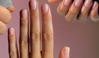 Unhas minimalistas e elegantes: 11 fotos da tendência 'soap nails' que rejuvenesce as mãos e vai dominar o Outono.