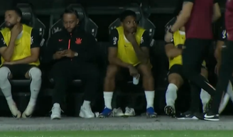 Memphis Depray é flagrado usando celular no banco de reservas, em Corinthians x Flamengo