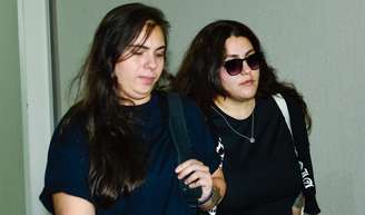 Velório de Gerson Brenner: filha com Denize Taccto se despediu do pai.