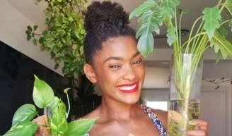 Um estudo revelou que as pessoas que têm plantas em casa sofrem menos de estresse; foto para ilustrar a matéria com a atriz Érika Januza.