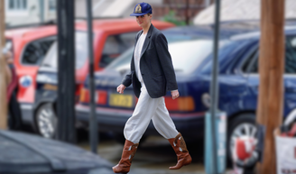 Arezzo se inspira em Lady Di para criar botas western acessíveis, e réplica idêntica usada em 'The Crown' é leiloada por quase R$ 5 mil.