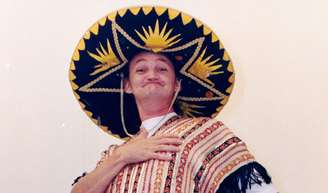 Como está Marquito, do 'Programa do Ratinho', hoje, 27/03? Ator surge machucado em 1ª foto no hospital um mês após grave acidente de moto.