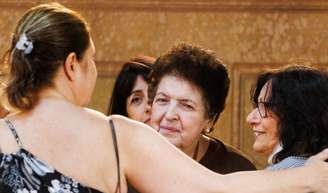 Morte de Gerson Brenner: irmã e viúva do ator, ex-galã da Globo, se emocionam em missa de sétimo dia.