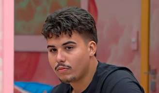 Ex-BBB Pedro levou surra em barbearia? Famoso viraliza em vídeo polêmico e advogado se pronuncia: 'Neste momento, ele está...'.