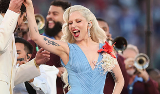 Camarão, água de coco e quinoa: a combinação chique na dieta de Lady Gaga aos 40 anos; cantora usa para substituir a farinha branca.