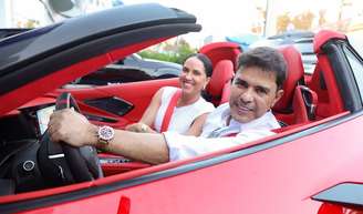 Zezé Di Camargo e Graciele Lacerda chegaram em um carro de luxo ao aniversário da neta do cantor.