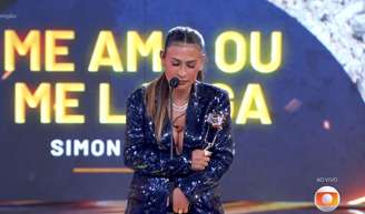 Simone Mendes ganhou o prêmio de Música do Ano por 'Me ama ou me larga', no 'Domingão com Huck'.