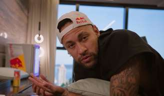 Fora da Seleção, Neymar faz desabafo sobre pressão no futebol, reage à onda de críticas e defende suas folgas: 'É muito massacrante'.