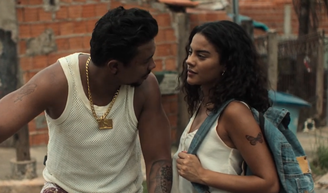 Xamã, o Bagdá de 'Três Graças', está mesmo namorando Bella Campos, de 'Vale Tudo'? Chateado, ator abre o jogo: 'É uma parceira'.