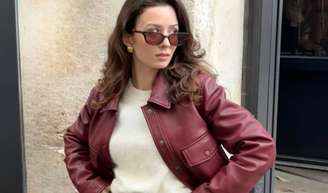 Estes tênis New Balance 'licor de cereja' são meu novo vício: derrubam qualquer sapato desconfortável num encontro romântico ou num dia de chuva.