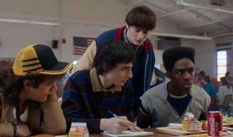 Aos 21 anos, ator de 'Stranger Things' assume novo namorado e declaração de amor agita a web: 'Um mês de nós'.