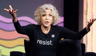 Jane Fonda aos 88 anos: atriz inspira com seus cabelos grisalhos e inspira mulheres a abandonar tintura.