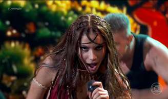 Anitta agitou os fãs com o lançamento do álbum EQUILIBRIVM no 'Domingão com Huck'.