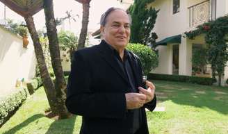 Mansão de Ronnie Von: veja como o cantor mora em uma casa de R$ 20 milhões com adega para 4 mil vinhos, quadra de tênis e até criação de galinhas. Fotos!.