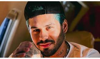 Zé Felipe radicalizou no visual.