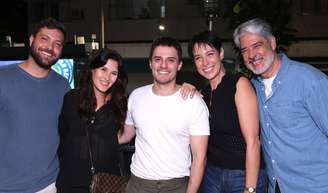 William Bonner e a mulher, Natasha Dantas, e a filha do jornalista Beatriz Bonemer, com o namorado, Caio Freitas, posaram com Hugo Bonemer após a pré-estreia da peça 'O Talento Ripley'.