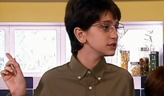 Há 21 anos, esse menino tímido estrelou novela fora da Globo que foi uma escola de atuação para muitos famosos; hoje, é estrela de série TOP 1 da Netflix no mundo.