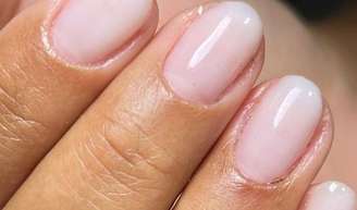Você conhece o "Milky Nails"? Efeito leitoso nas unhas é a aposta do momento.