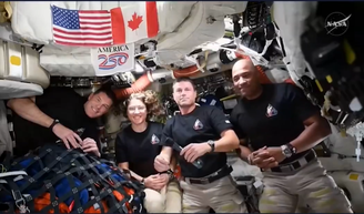 Astronautas da missão Artemis II conversam com Donald Trump por telefone