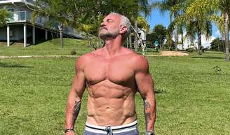 Aos 59 anos, Mateus Carrieri tem como segredo do corpo definido a alimentação simples e pão com ovo no café da manhã.