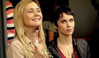 Nina tem primeiro encontro com Carminha na mansão de Tufão em 'Avenida Brasil'.