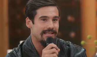 Nicolas Prattes comentou no Encontro com Patrícia Poeta sobre sua relação com Ana Paula Arósio nos bastidores de 'Terra Nostra': “Eu acho que quando eu vou falar com a Ana Paula, ó, eu estou com um elástico na mão. Olha lá!".