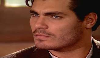 Matteo (Thiago Lacerda) se irrita com chefe por ser chamado de anarquista: “O infeliz me chamou de anarquista… Ele tinha era medo de que eu tomasse o lugar dele”, dispara, ainda exaltado.