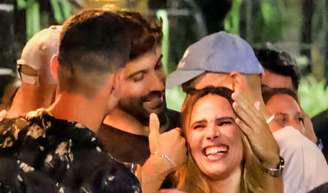 Em affair, Wanessa Camargo e Bruno Bevan, ator de novelas da Globo, se divertem com amigos no RJ. Fotos!.
